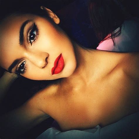 Kendall Jenner Posa Sem Roupa Veja Os Cliques Mais Sensuais Da Gata Fotos R7 Jovem