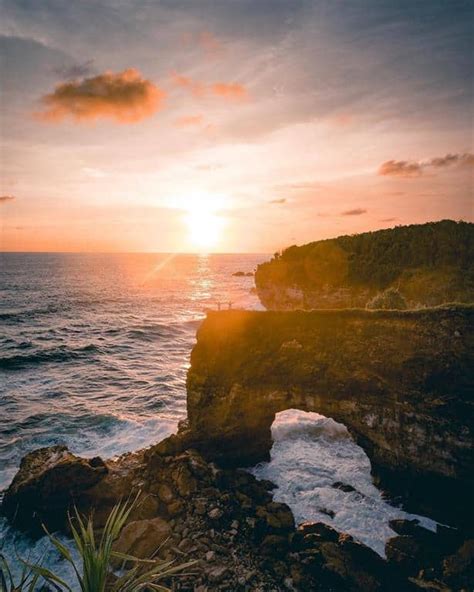 Dimulai dari hari senin sampai dengan hari minggu, tanpa tutup atau dibuka. Pesona 10 Pantai Indah di Pacitan untuk Mengisi Liburanmu