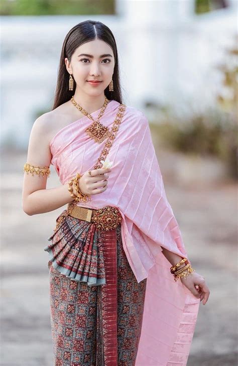 Love Sabai Thailand Dress Culture นางแบบ ชุดเจ้าสาว ผู้หญิง
