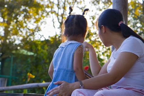 Madre Joven Calmando A Una Hija Pequeña Que Llora Madre Asiática