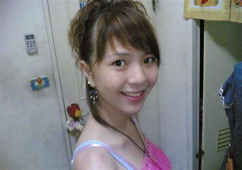 dennis blog 驚爆 最淫蕩的台灣女生3p自拍流出！！