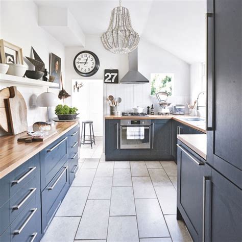 See more ideas about navy kitchen, kitchen inspirations, blue kitchens. Navy kitchen with dramatic Shaker units | Navy kitchen ...