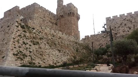 Jerusalem's umbrella project returns to the alleys of yoel. ‫מגדל דוד ירושלים‬‎ - YouTube
