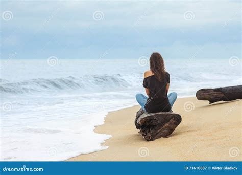 Mujer Sola Que Se Sienta En La Playa Tropical Imagen De Archivo