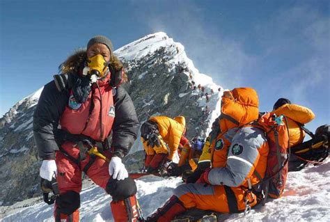 登珠穆朗玛峰时为什么遇见有人摔倒了千万别扶8000米上无道德 珠峰 珠穆朗玛峰 攀登者 新浪新闻