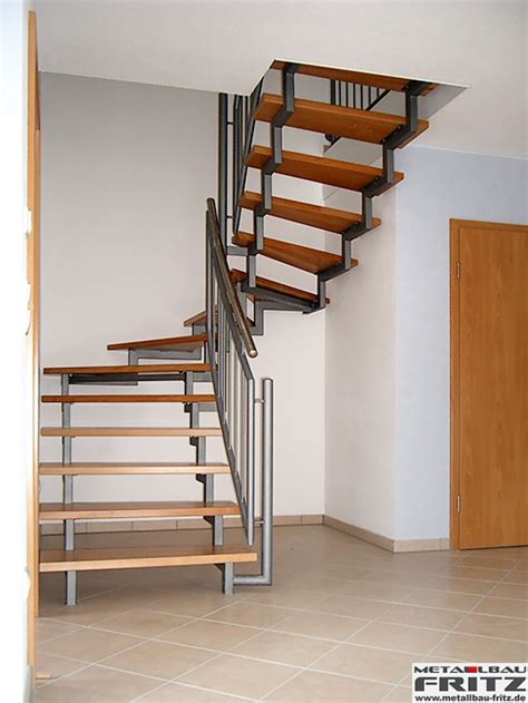 Treppen sind notwendig, um von einer in die andere etage zu gelangen. 1 2 Gewendelte Treppe - Rafinovier