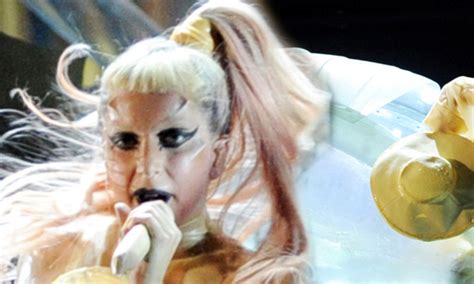 Grammys 2011 Lady Gaga Bursts Out Of Egg On Stage After Red Carpet