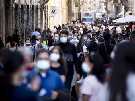 L'obbligo di indossare la mascherina varrà in tutti i luoghi all'aperto ad eccezione dei casi in cui sia garantita. Mascherine all'aperto | Speranza chiede parere formale al Cts