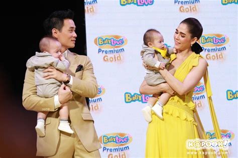 น้องพายุ ยิ้มกริ่ม คุณนิด อรพรรณ ให้ของขวัญปีใหม่ แบงก์เทา. ชมพู่ อุ้มลูกแฝด น้องสายฟ้า น้องพายุ ออกงานครั้งแรก-ตอบ ...