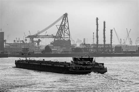 Gambar Rotterdam Pelabuhan Derek Hitam Dan Putih Satu Warna