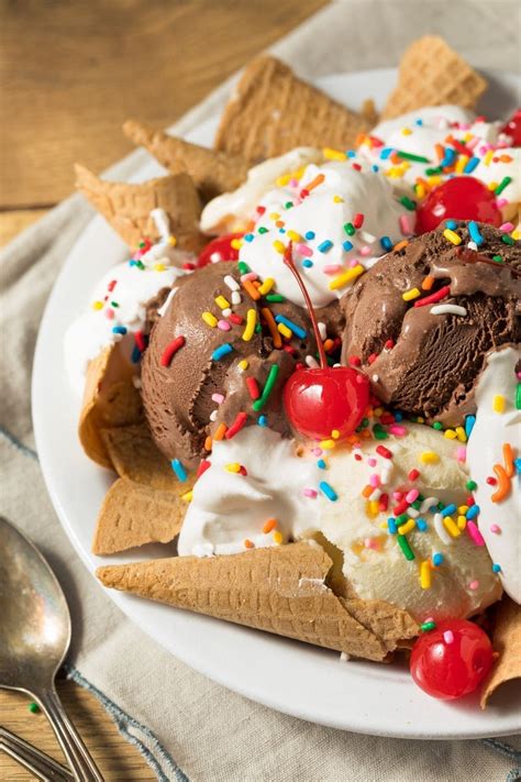 20 Best Ice Cream Sundaes To Treat Yourself With Insanely Good