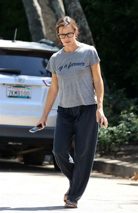 Jennifer Garner In A Grey Tee Was Seen Out In Brentwood 09092021