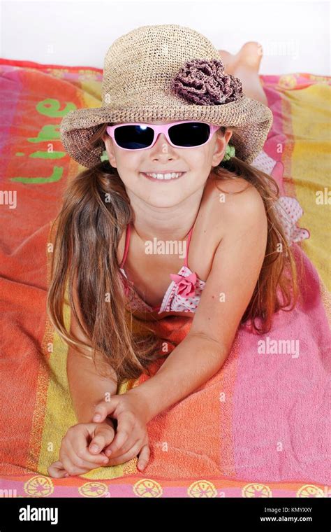 Girl 10 Years Old Bikini Fotos Und Bildmaterial In Hoher Auflösung