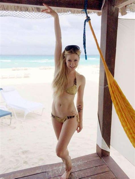 Avril Lavigne Nude & Sexy Collection (150 Photos + Possible Leaked Porn  Video) | #TheFappening