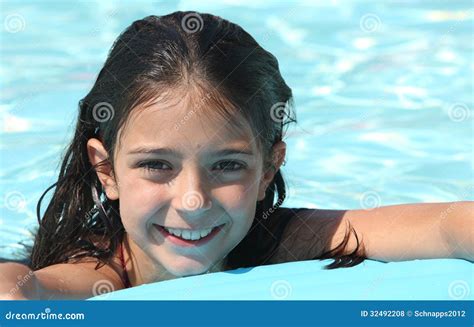 Fille Assez Jeune Dans Une Piscine Photo Stock Image Du Humide Temps