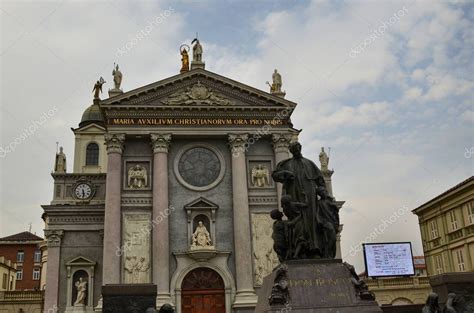 Turín Italia Piamonte 08 De Abril De 2018 La Fachada De La Basílica