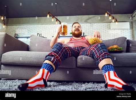 Dicke Lustige Mann Einen Burger Essen Sitzen Auf Der Couch Stockfotografie Alamy