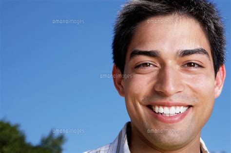 Close Up Of Hispanic Man Smiling 11018013990 の写真素材・イラスト素材｜アマナイメージズ