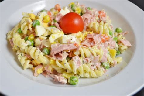 Italienischer nudelsalat mit rucola, getrockneten tomaten und mozzarella. Nudelsalat - Rezept | GuteKueche.at