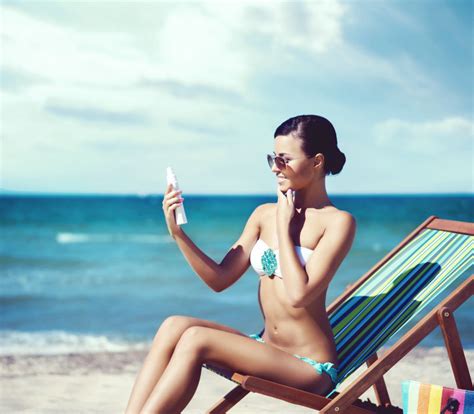 海滩上的性感泳衣美女图片 在海滩上使用防晒霜的性感比基尼美女素材 高清图片 摄影照片 寻图免费打包下载