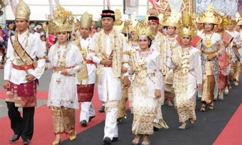 5 Pakaian Adat Tradisional Maluku Utara And Keunikannya Maluku Id