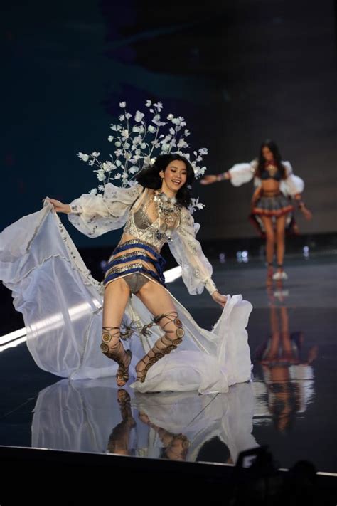 Chinese Model Ming Xi Suffers Epic Fall On The Victorias Secret Runway