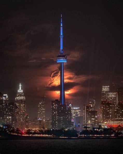 The Cn Tower In Front Of An Ominous Super Blood Moon One Of My