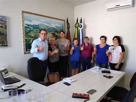 prefeito vice e secretária recebem grupo da melhor idade ernestina prefeitura municipal