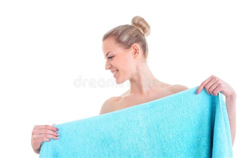 jolie femme nue qui profite d un bain et a l air content image stock image du sexy repos