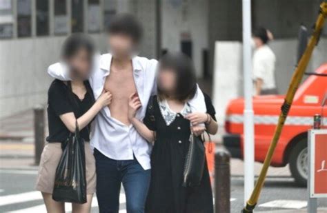 메이플스토리 인벤 일본 길거리에서 여자 두명에서 남자 찌찌만지면서 길걸어가는사진 메이플스토리 인벤 자유게시판