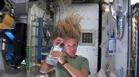 Video Hoe Astronaut Karen Nyberg Haar Lange Haren In De Ruimte Wast