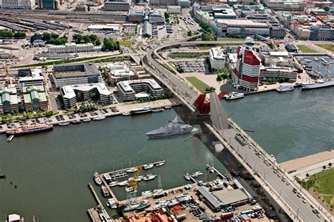 Hisingsbron är en lyftbro med en 440 meter lång sektion. Hisingsbron - BEaM