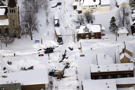 8 feet and thundersnow expected in buffalo as winter storm weather continues daily mail online
