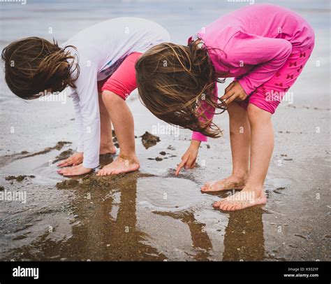 Kinder Spielen Barfuß Sandstrand Des Atlantik In Spanien Twin Mädchen Kinder Ist Das Springen