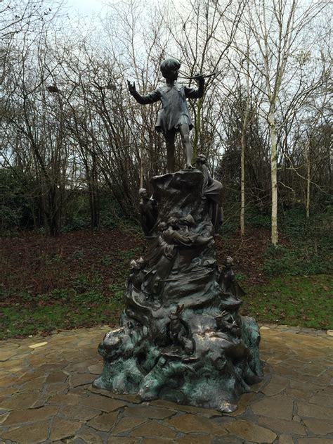Peter pan is capable of conjuring up anything he wants on neverland, simply through the power of belief. Estatua de Peter Pan en Kensington Gardens | Qué ver en ...