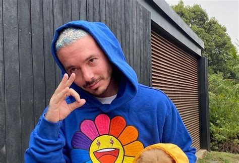 J balvin has a son with his partner, argentinian model, actress, television host, and beauty pageant contestant valentina ferrer. J Balvin publica 'Colores', su nuevo álbum | RCN Radio