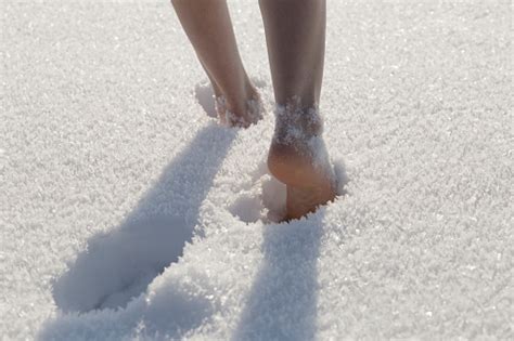 Female Walking Barefoot Through The Snow Stockfoto Und Mehr Bilder Von