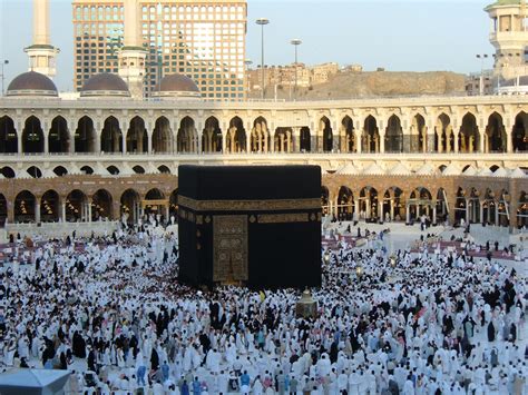 Thousands circle the sacred kaaba at the centre of the haram sanctuary 24 hours a day. Kaaba - Wikiwand