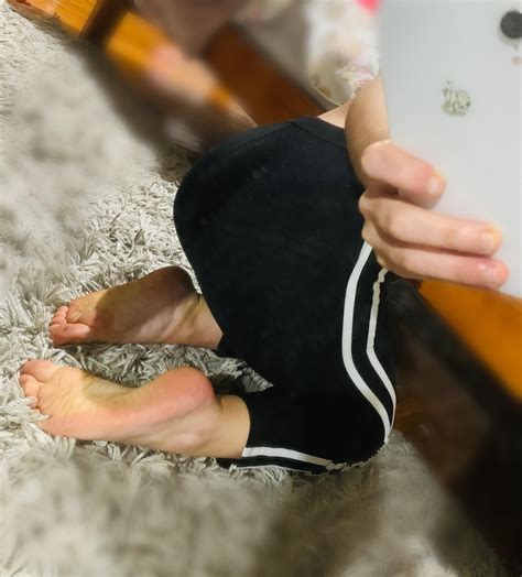 Rub my booty and feet, I’ll grant you three wishes! : r/TickleLovers