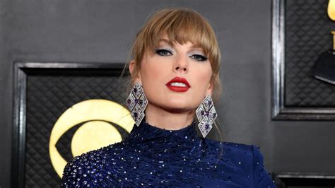 we re not okay taylor swift looks mesmerizing in two piece ensemble at the 2023 grammys
