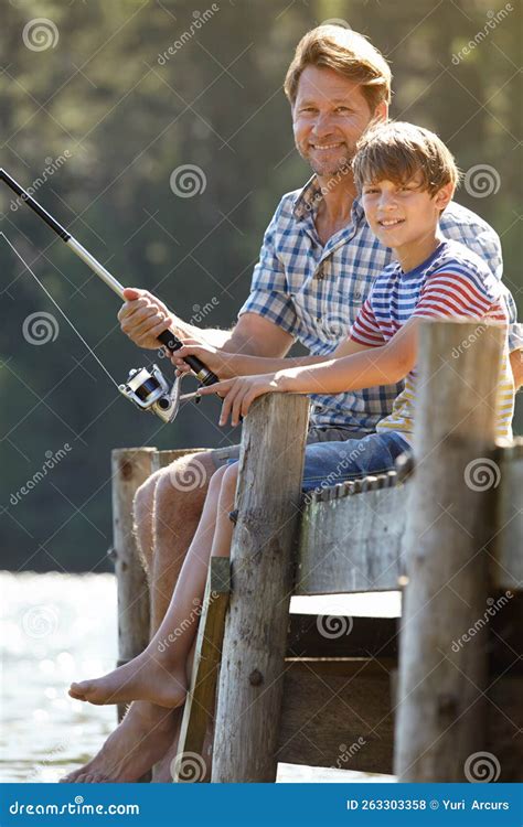 Lanzar Juntos Padre E Hijo En Un Viaje De Pesca Foto De Archivo