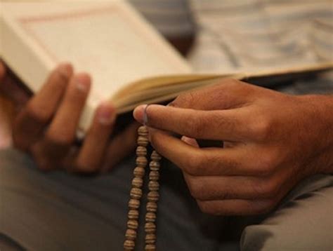 I'tikaf (إعتكاف) berasal dari kata 'akafa (عكف) yang berarti al habsu (الحبس) sedangkan menurut syaikh wahbah az zuhaili dalam fiqih islam wa adillatuhu, pengertian i'tikaf. Al-I'Tikaf (Seclusion In the Mosque) In Brief, By Murtadha ...
