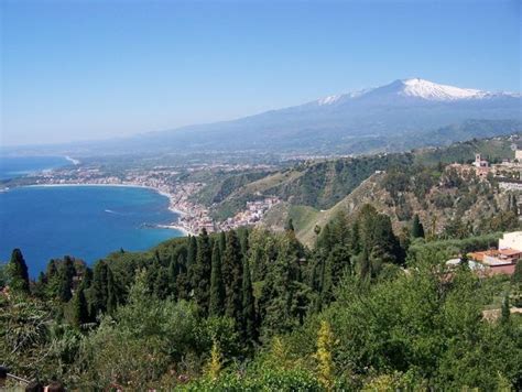 Er liegt auf der italienischen insel sizilien in der verwaltungseinheit der metropolitanstadt catania. Sizilien - der Ätna