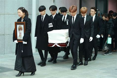 Jonghyuns Coffin Carried By K Pop Stars At Funeral