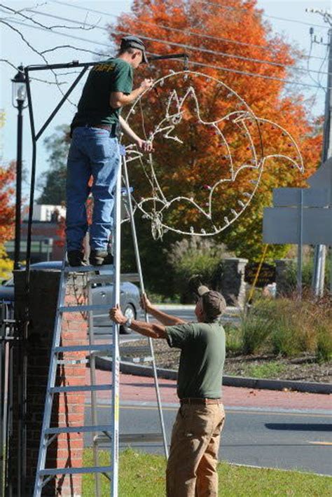 One inch of rainfall equals 4.7 gallons of water per square yard or 22,650 gallons of water per acre! Rain, as much as 2 to 4 inches, followed by wind, on tap ...