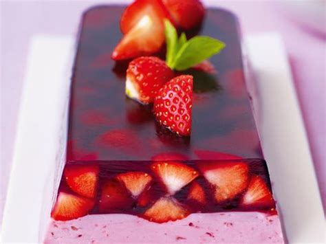 Easy to make, refreshing and delicious. Photos of the Strawberry Terrine recipe - sofeminine.co.uk | Terrine recipe, Fruity desserts, Food