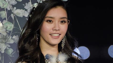 Ming Xi Fell On The Victoria S Secret Fashion Show Runwayand A Fellow