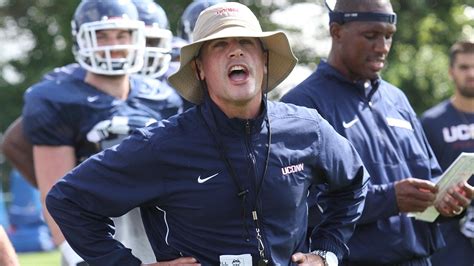 Day 5 The Huskies Practice In Full Pads Youtube