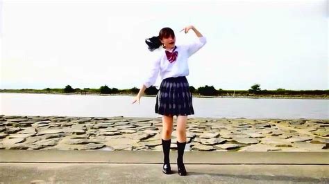 日本女高中生在河边跳舞，大风吹的裙子乱舞！腾讯视频