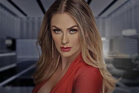 Arafamilia sólo hay una y está llena de seres maravillosos que me ayudan cada día a ser mejor. Aracely Arámbula revela FOTO de un DESNUDO que protagonizó ...